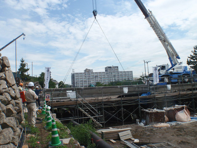 クレーン吊上げ