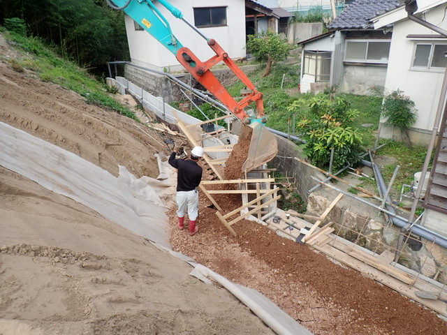 砕石の撒きだし